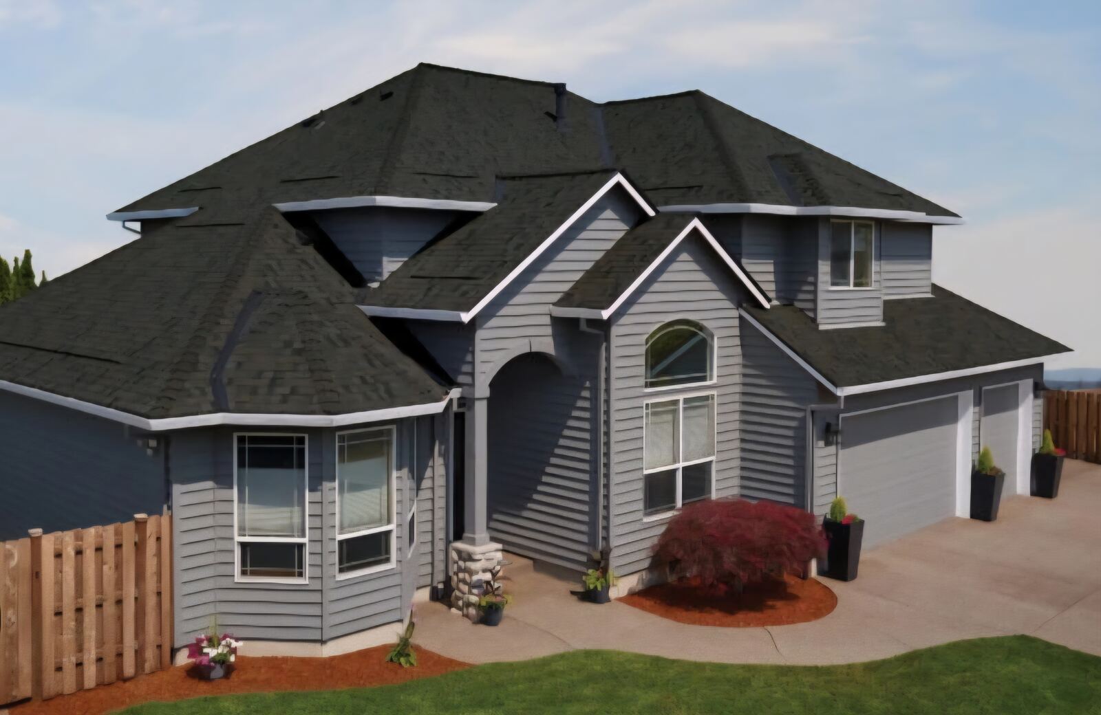 Dark dimensional asphalt shingle roof replacement